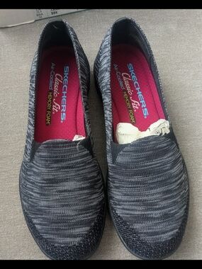 Skechers Slip-On Knit Shoe in Charcoal with Plum Insole